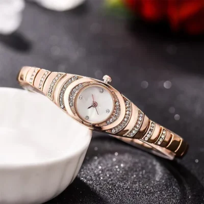 ساعة يد نسائية سويسرية مرصعة بأحجار الراين